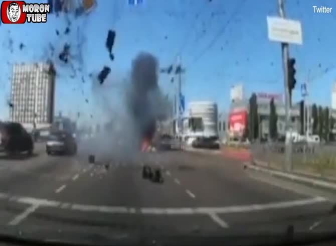 Video :Two fortunate drivers are caught in the path of a Russian missile